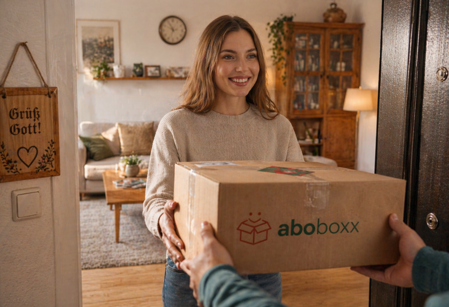 Mitarbeitende erhält ein aboboxx Paket an der Haustür